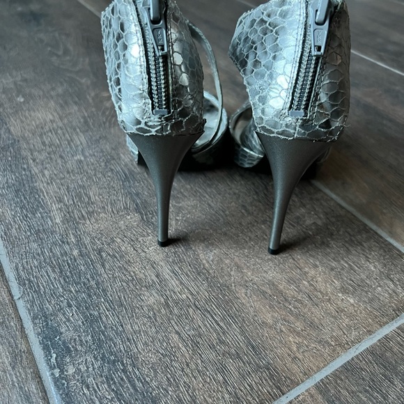 Carlos by Carlos Santana silver heels! - Picture 4 of 6